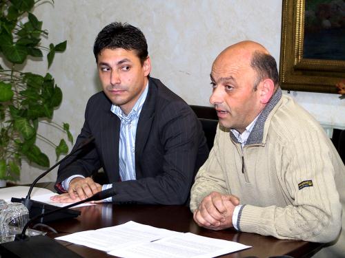 Il Consigliere Segretario del Consiglio regionale Laurent Viérin (a sinistra) e il Maestro Angelo Filippini, direttore del Coro di SantOrso (a destra)