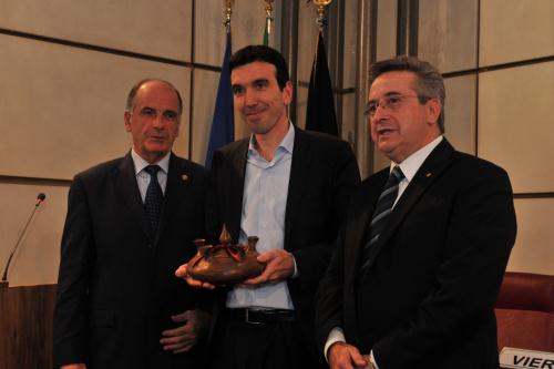 I Presidenti del Consiglio (a destra) e della Regione (a sinistra) con il Ministro Martina