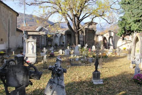 Uno scorcio del cimitero del Borgo di Sant'Orso
