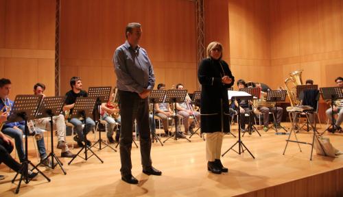 Florinda Bartolucci, direttrice dell'istituto, e il Maestro Walter Chenuil fra gli studenti del complesso di fiati