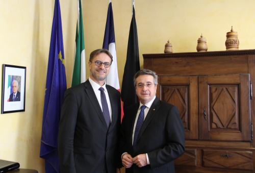 Foto ricordo nell'ufficio del Presidente