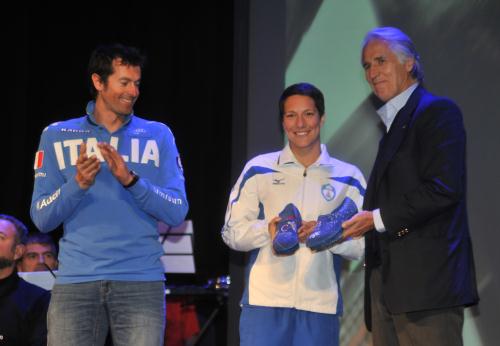 La consegna dei premi, realizzati dall'artista Chicco Margaroli, agli atleti Charlotte Bonin e Simone Origone