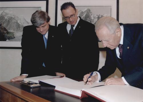 Il Presidente Ciampi lascia il suo messaggio sul libro d'oro del Consiglio