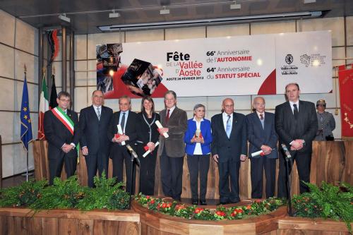 Foto di gruppo con gli insigniti delle onorificenze, il Sindaco di Aosta, iI Presidente del Celva e i Presidenti del Consiglio e della Regione