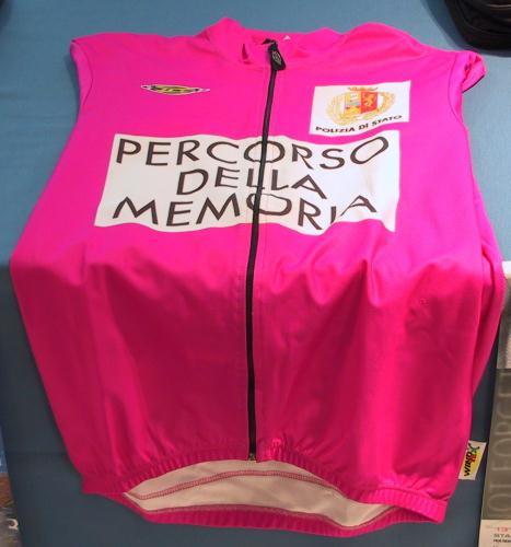 Una delle maglie dei ciclisti che partecipano all'evento
