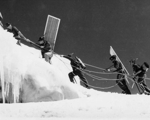 La posa della statua avvenuta nel 1955