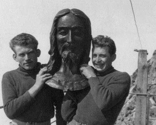 La posa della statua avvenuta nel 1955