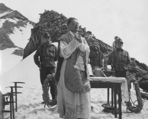 La posa della statua avvenuta nel 1955: la celebrazione della messa