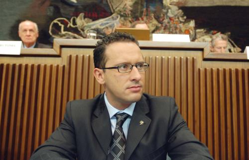 Il Presidente Ego Perron nell'aula consiliare del Friuli Venezia Giulia