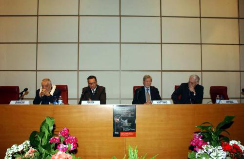 Da sinistra: Enzo Bianchi, priore della Comunità di Bose (TO), Ego Perron, Presidente del Consiglio regionale, Gianni Vattimo, professore universitario di filosofia, e Mons. Giuseppe Anfossi, Vescovo della diocesi di Aosta