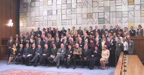 Foto di gruppo con i partecipanti nell'aula consiliare