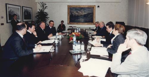 L'incontro con il il Presidente del Consiglio Valle, Ego Perron, i componenti dellUfficio di Presidenza, il Presidente della Regione, Roberto Louvin, i Capigruppo consiliari e i Parlamentari valdostani