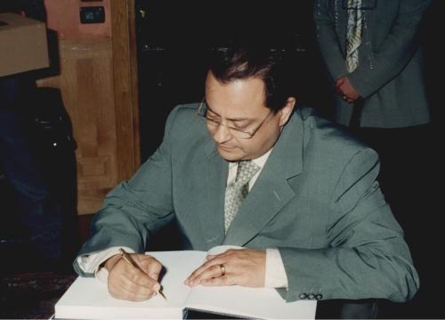 La firma del libro d'oro dell'Assemblea