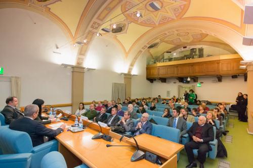 La sala durante la conferenza