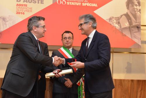 La consegna dell'onorificenza a Lamberto Vallarini Gancia, Ami de la Vallée d'Aoste 2016