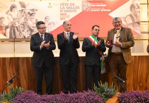 La consegna dell'onorificenza a Piero Roullet, Chevalier de l'Autonomie 2016