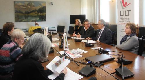 L'incontro con i giornalisti. Da sinistra: Antonella Verna (Segretaria della LILT), Marco Viérin (Presidente del Consiglio), Salvatore Luberto (Presidente della sezione valdostana della LILT) e Egle Barocco (Coordinatrice dei volontari)