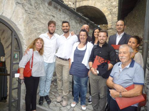 Foto di gruppo al Castello Sarriod de La Tour di Saint-Pierre
