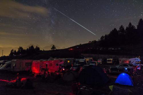 Un bolide sfreccia sopra la cupola dellOsservatorio Astronomico regionale.
Foto: Lorenzo Comolli