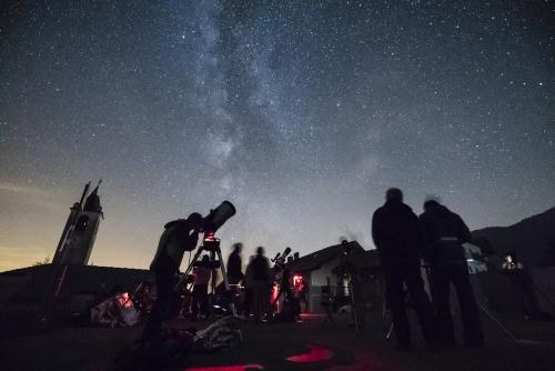 Telescopi e astrofili sulla piazzetta della chiesa di Lignan durante le osservazioni notturne. Foto: Giovanni Antico per Fondazione C. Fillietroz-ONLUS