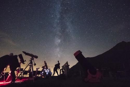 Telescopi in azione. Foto: Giovanni Antico per Fondazione C. Fillietroz-ONLUS