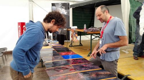 Giovanni Antico, videomaker professionista (a sinistra), e Davide Cenadelli, ricercatore allOsservatorio, commentano le foto dei partecipanti al concorso di astrofotografia digitale Il cielo sopra Saint-Barthélemy e non solo. Foto: Albino Carbognani per Fondazione C. Fillietroz-ONLUS