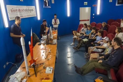 Laboratorio per la costruzione e il lancio di razzi amatoriali, a cura della Sezione Italiana della British Interplanetary Society (BIS-Italia). Foto: Paolo Ciambi