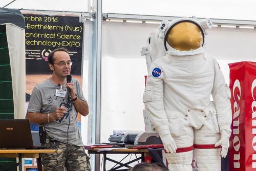 Albino Carboniani, ricercatore all'Osservatorio Astronomico regionale. Accanto, un modello in scala 1:1 di una tuta di astronauta realizzato dallAgenzia Spaziale Italiana. Foto: Paolo Ciambi