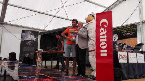 Il Presidente del Consiglio Valle, Andrea Rosset, consegna a Paolo Demaria il 1° premio del concorso di astrofotografia digitale "Il cielo sopra Saint-Barthélemy e non solo". Foto: Albino Carbognani per Fondazione C. Fillietroz-ONLUS