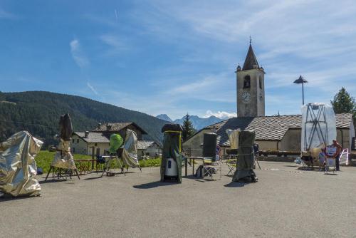 Telescopi nella piazzetta della chiesa di Lignan in attesa delle osservazioni notturne. Foto: Paolo Ciambi