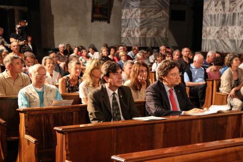 Il Vice Presidente del Consiglio André Lanièce accanto all'Assessore  del turismo Aurelio Marguerettaz fra il pubblico