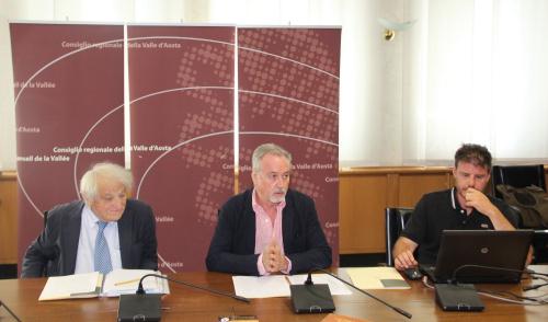 La conferenza stampa di presentazione dell'evento. Da sinistra: il direttore della Fondazione Clément Fillietroz, Enzo Bertolini, il Presidente del Consiglio Valle, Andrea Rosset, e il coordinatore della ricerca scientifica dell'Osservatorio astronomico, Paolo Calcidese