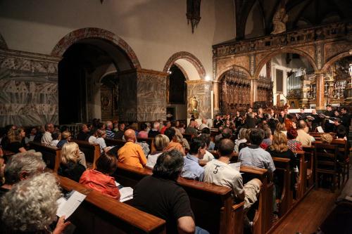Il folto pubblico presente alla serata inaugurale del Festival