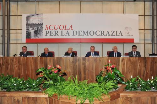 Da sinistra: Giulio Grosjacques (Vicepresidente vicario del CPEL), Augusto Rollandin (Presidente della Regione), Luciano Violante (Presidente di italiadecide), Andrea Rosset (Presidente del Consiglio Valle), Alessandro Palanza (Vicepresidente di italiadecide) e Gianluca Callipo (Coordinatore ANCI Giovani)
