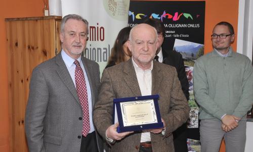 Il Presidente del Consiglio Valle, Andrea Rosset, consegna il primo premio a Roberto Grasso, Presidente dell'Associazione di promozione sociale Forrestgump VdA