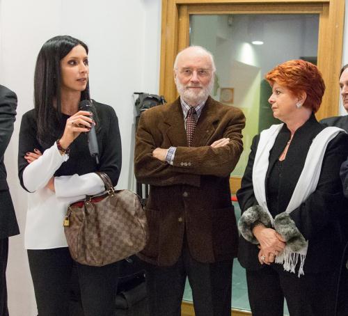 Il Presidente Emily Rini accanto all'artista Silvio Brunetto e alla curatrice della mostra, Giuliana Godio