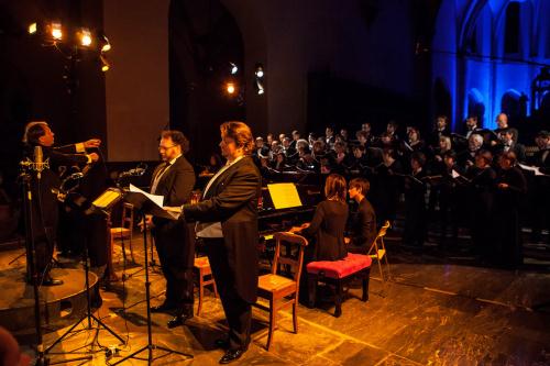 Un momento dell'esecuzione: le voci maschili accompagnate da Viviana Zanardo e Roberta Menegotto al piano e dal Coro polifonico di Aosta