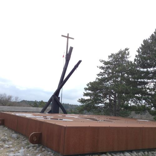 Foiba di Basovizza: la grande croce innalzata in ricordo delle vittime della violenza titina