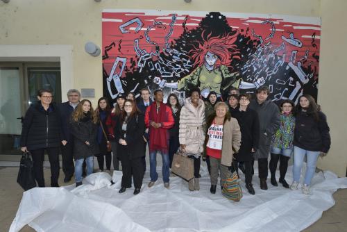 L'inaugurazione del murale realizzato nel corso di dieci incontri da un gruppo di tredici giovani coordinato dall'insegnante Fabio Cuffari