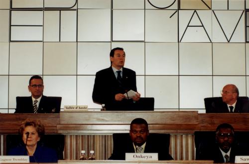 Introduzione del Presidente del Consiglio regionale, Roberto Louvin. In basso, al centro il Presidente della Commissione, Félix Onkeya 