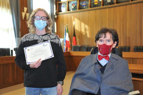 Il vincitore della borsa di studio, Jacopo Agazzini, e il Presidente del Consiglio regionale, Alberto Bertin