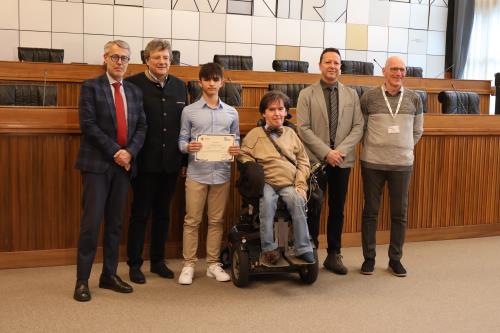 Il vincitore della borsa di studio Antonino Trovato con i componenti dell'Ufficio di presidenza del Consiglio Valle e della Fondazione Intercultura