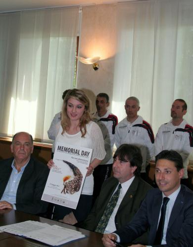 Daisy Mancini, studentessa del liceo artistico di Aosta, mostra limmagine con la quale ha vinto il concorso per la realizzazione grafica del manifesto per il Memorial Day 2012