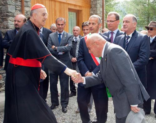 Il saluto tra il Cardinale Tarcisio Bertone e il Presidente Alberto Cerise