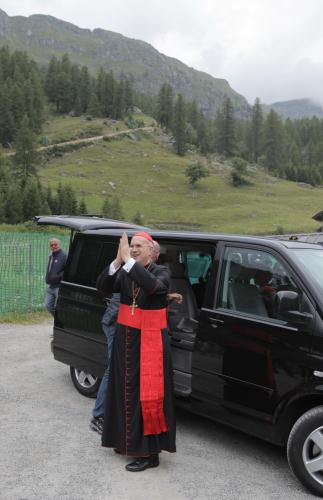 L'arrivo del Segretario di Stato Vaticano a Gressoney-La-Trinité in occasione della cerimonia di scoprimento della targa commemorativa del passaggio di Beato Giovanni Paolo II, tenutasi il 26 luglio