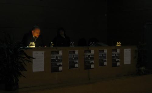 Il Professor Alessandro Celi durante la proiezione delle immagini della deportazione