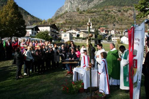 La messa celebrata dal Parroco del paese, Don Ivano Reboulaz
