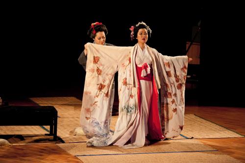 L'attrice Akané Ogawa interpreta Suzuki (servente di Cio-Cio-San) durante la vestizione di Madama Butterfly