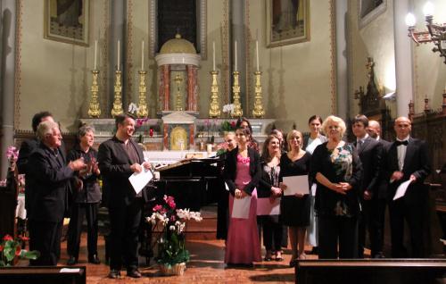 Katia Ricciarelli insieme agli allievi della master class nella Chiesa di Torgnon