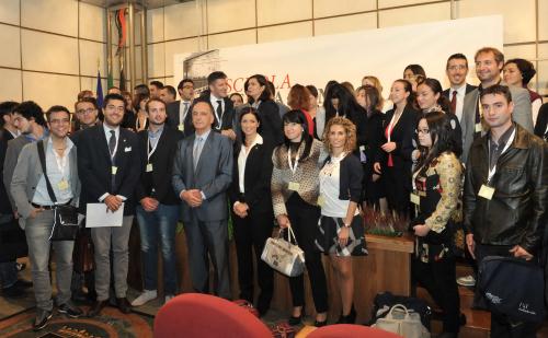 Foto di gruppo con i 60 giovani amministratori ammessi a partecipare al  corso di alta formazione